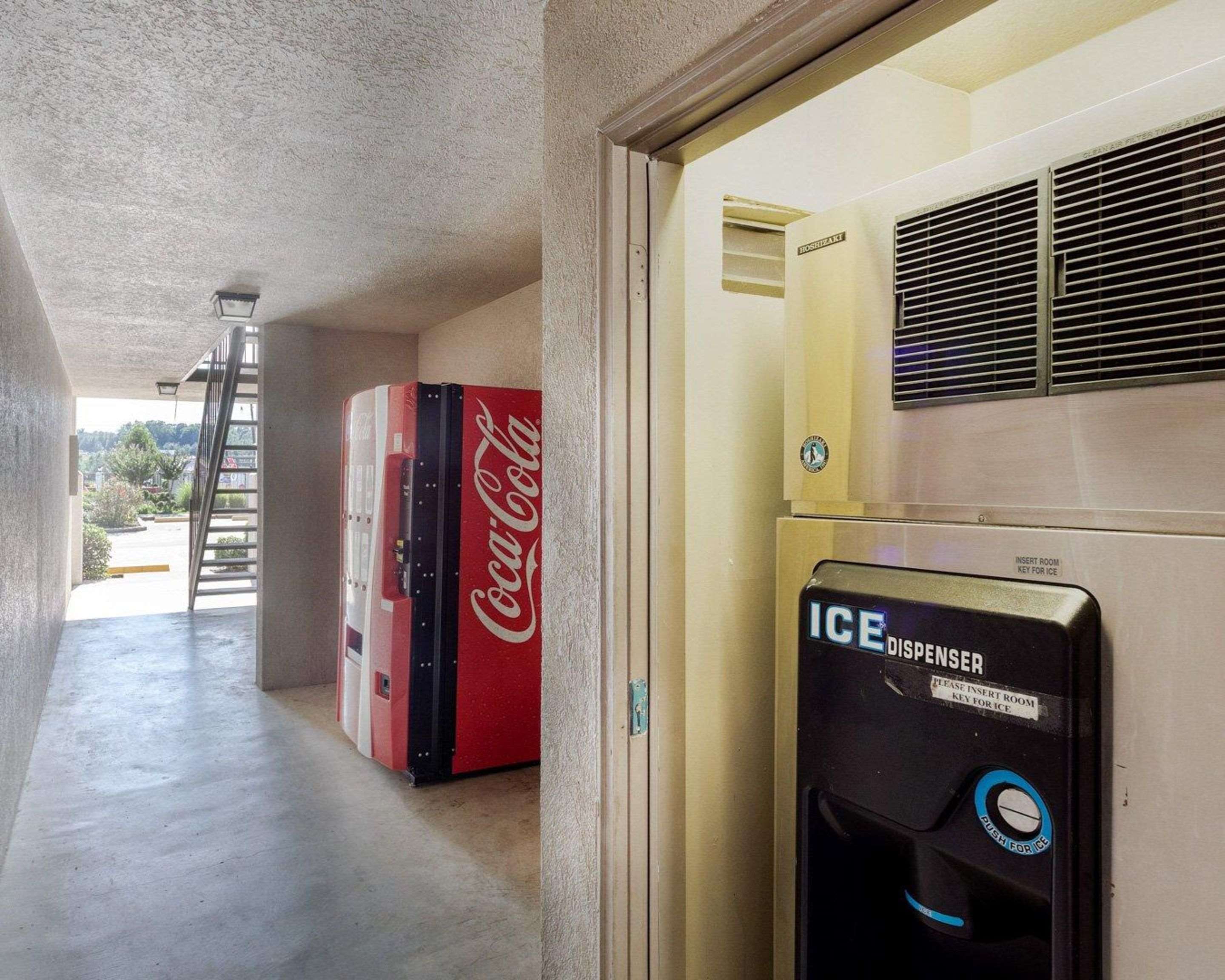 Hotel vending areas | Econo Lodge Grenada