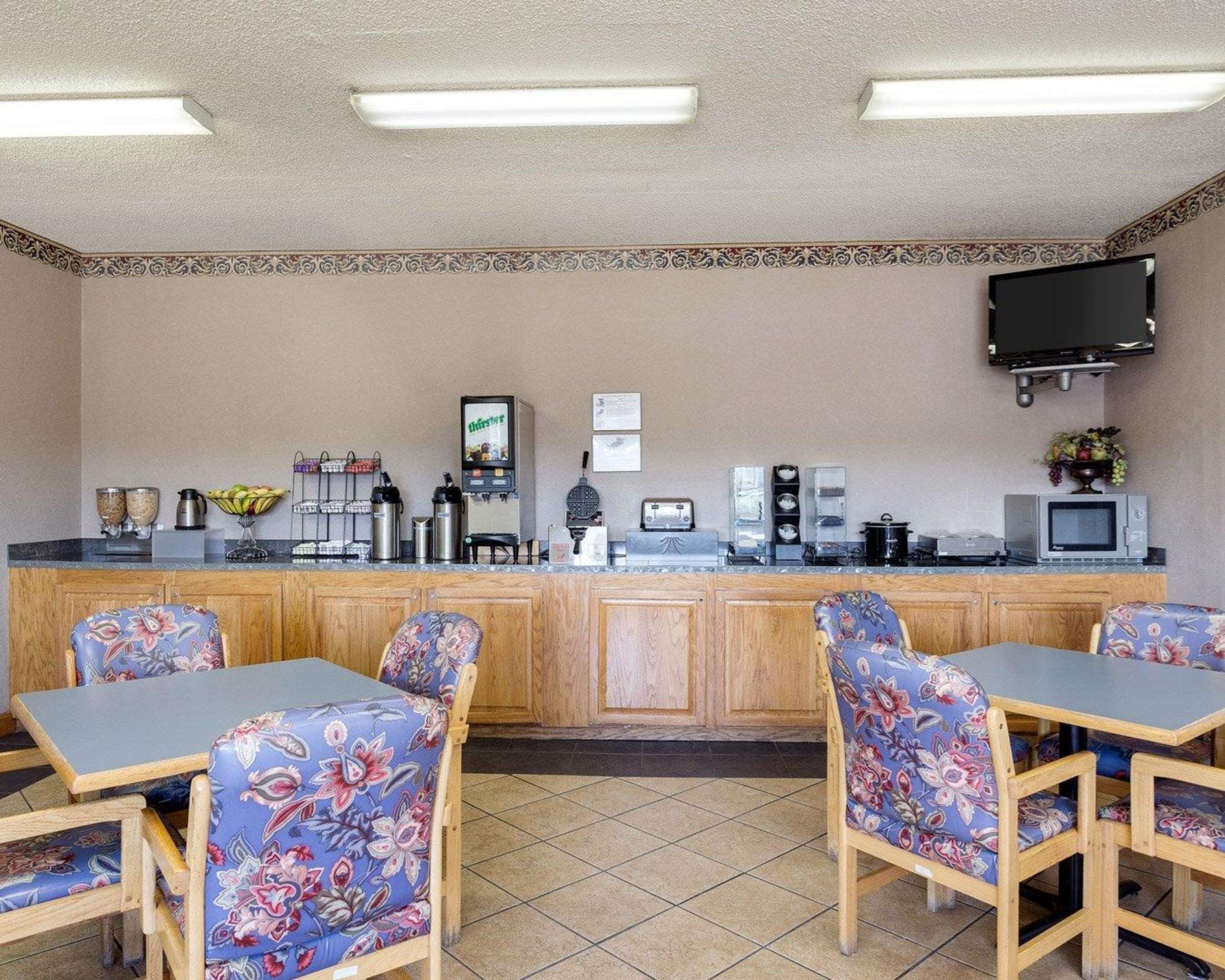 Breakfast area | Econo Lodge Grenada