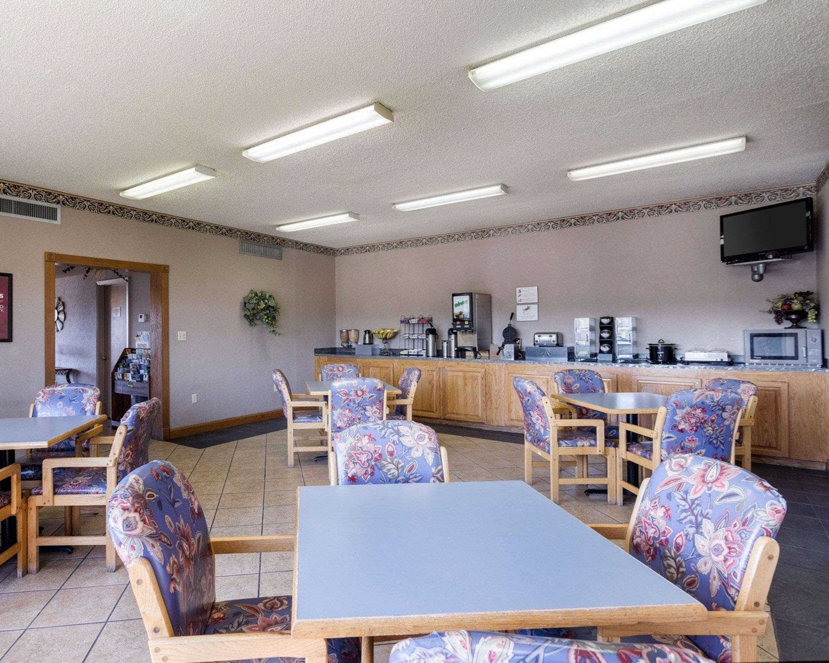 Spacious breakfast area | Econo Lodge Grenada