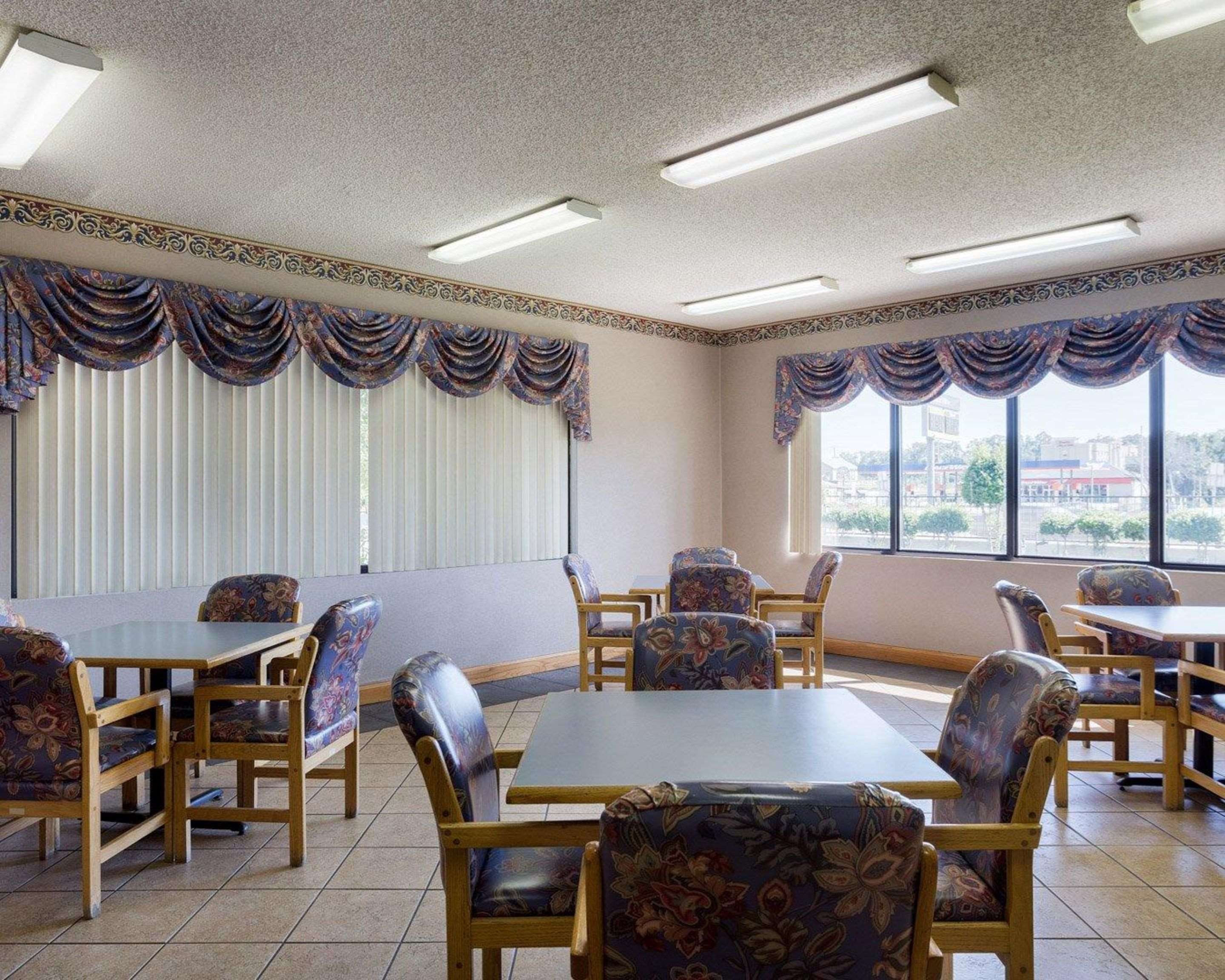 Enjoy breakfast in this seating area | Econo Lodge Grenada