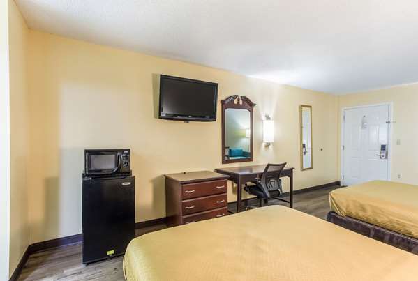  - Econo Lodge Clinton - I-20, Exit 36