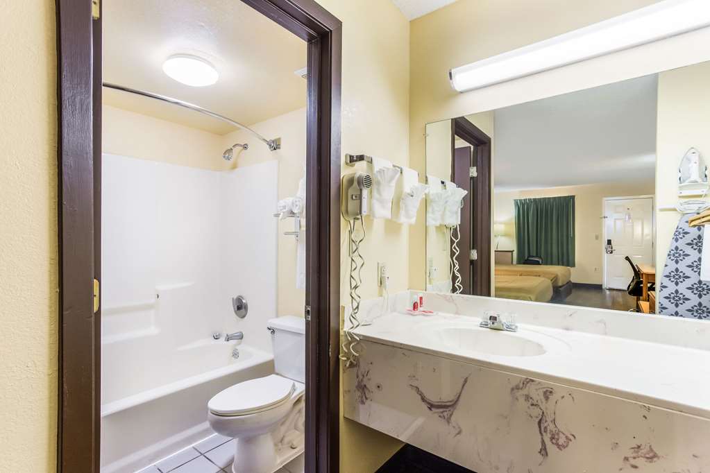 ECONO LODGE CLINTON - JACKSON WEST-guestroom-Guest Room,Bathroom,On-Site.jpg
