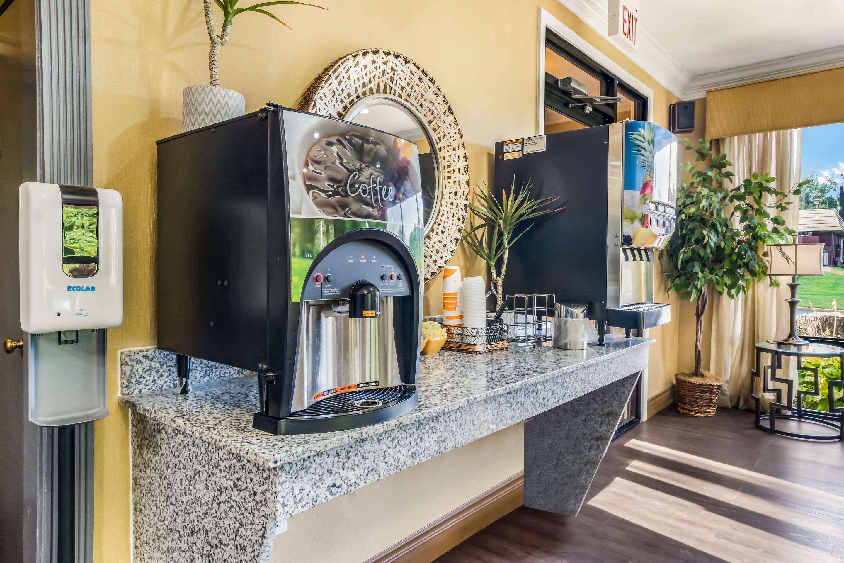 Coffee area | Quality Inn & Suites Corinth West