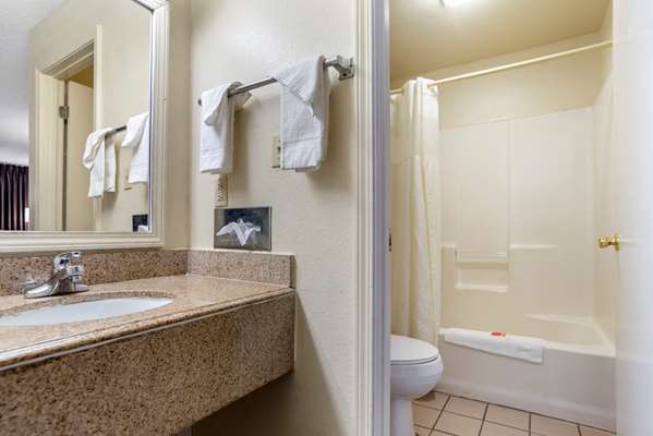  - Econo Lodge Pearl - I-20, Exit 48