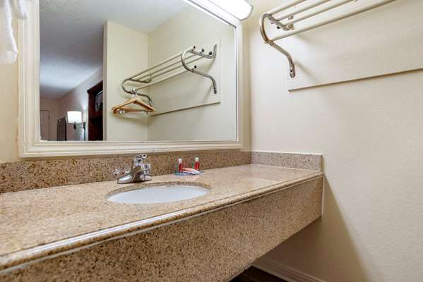  - Econo Lodge Pearl - I-20, Exit 48