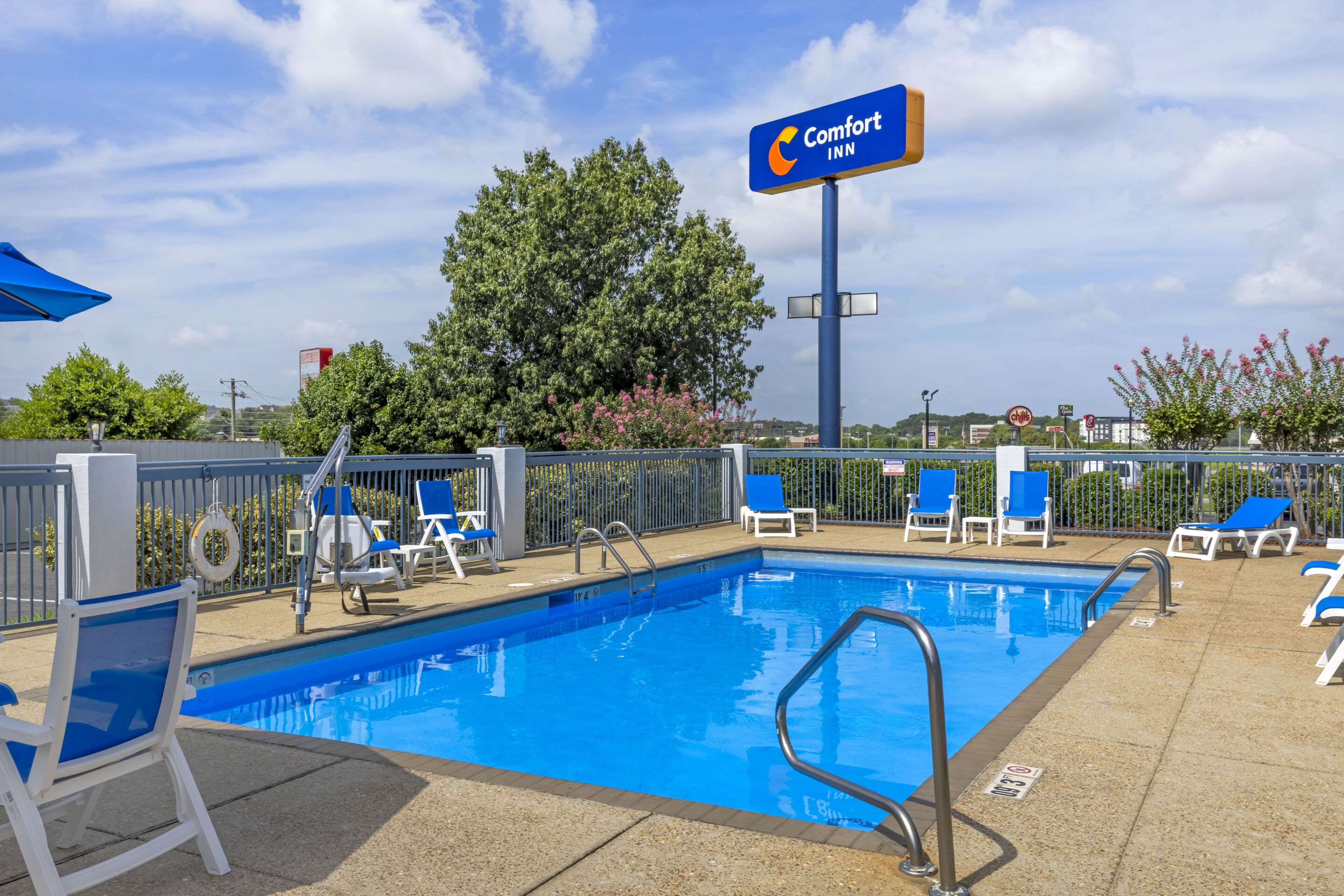 Outdoor pool | Comfort Inn
