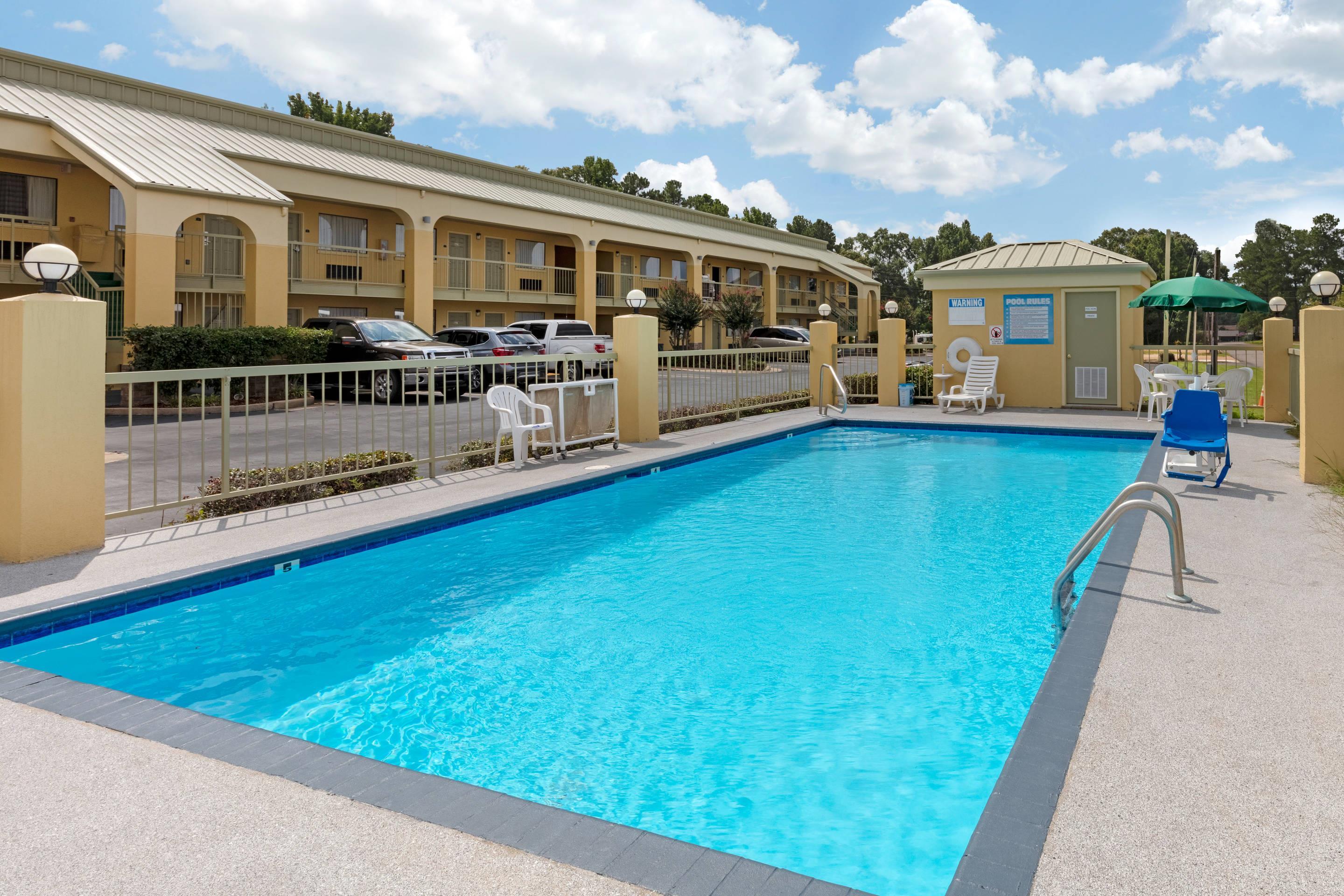 Outdoor pool | Quality Inn