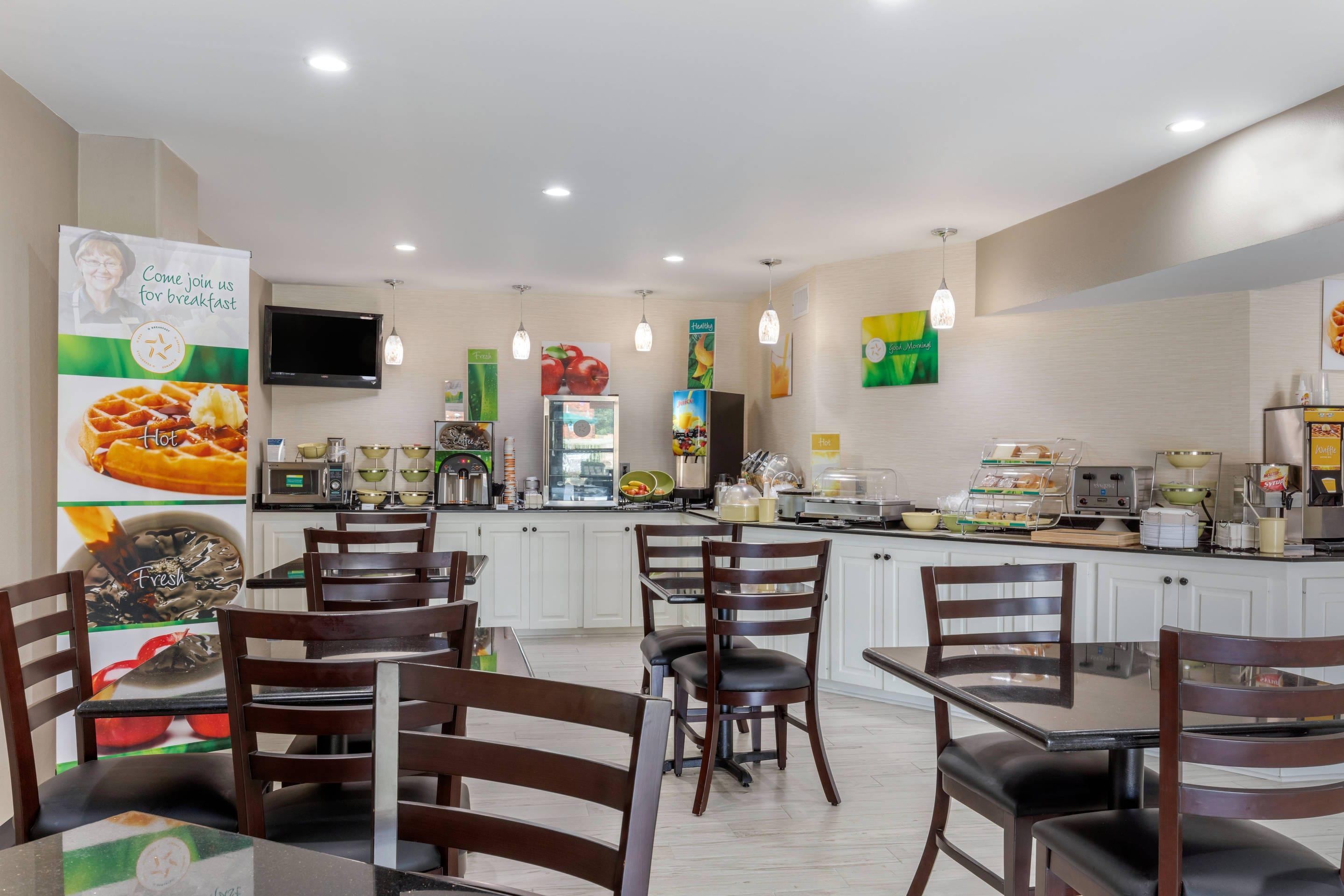 Breakfast area | Quality Inn