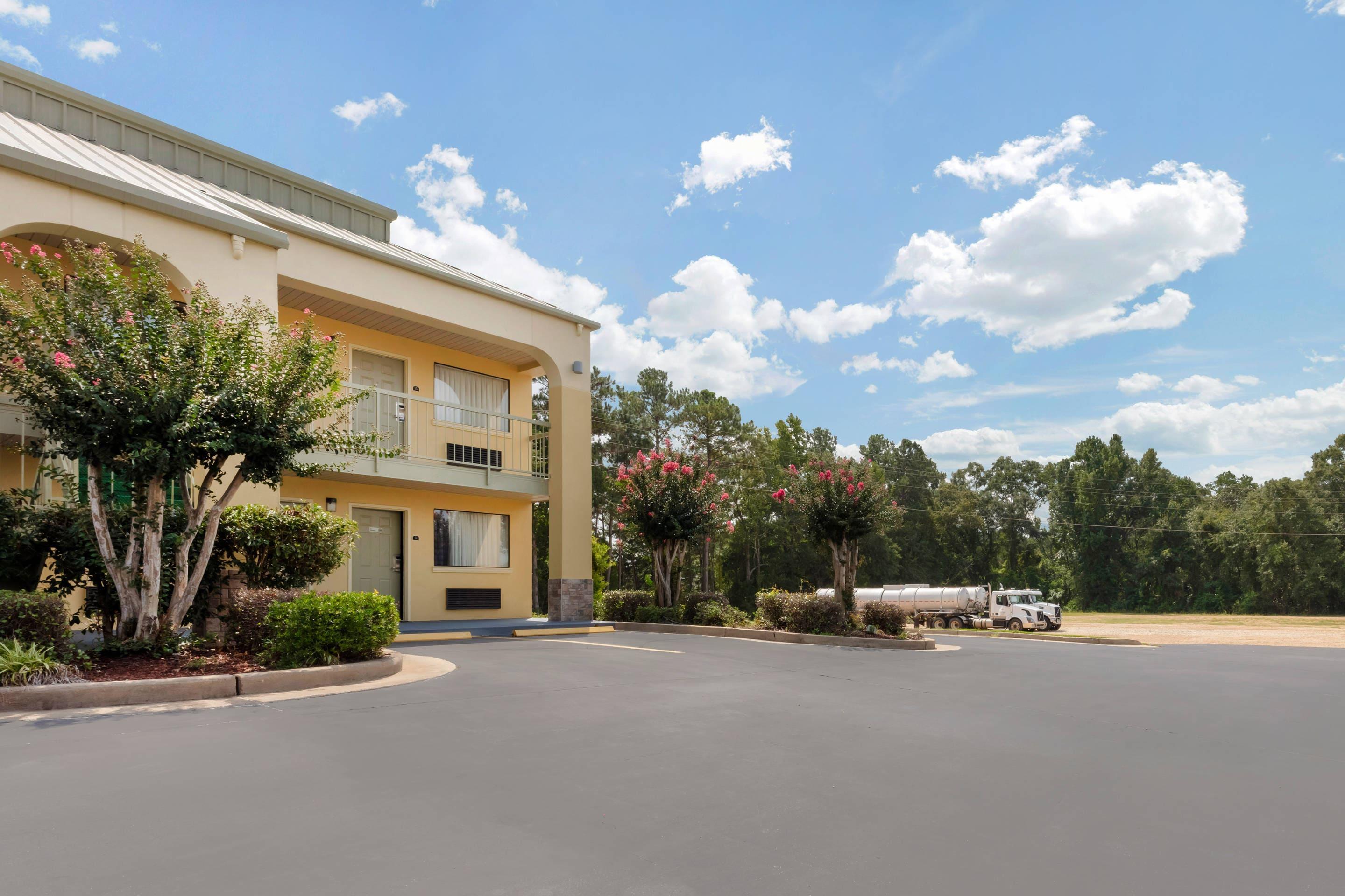 Hotel exterior | Quality Inn