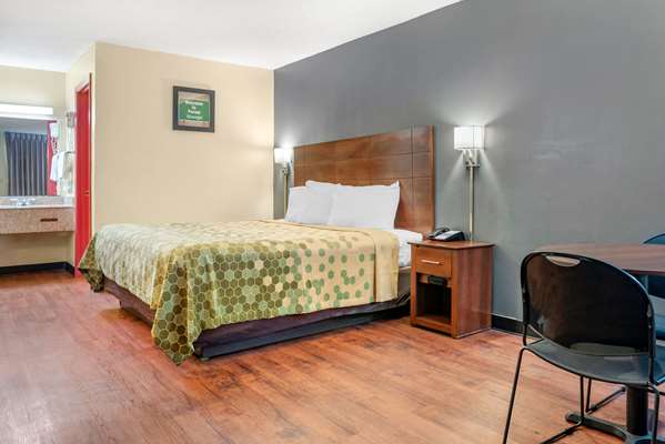  - Econo Lodge Inn & Suites Forest - I-20, Exit 88