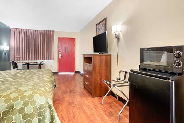  - Econo Lodge Inn & Suites Forest - I-20, Exit 88