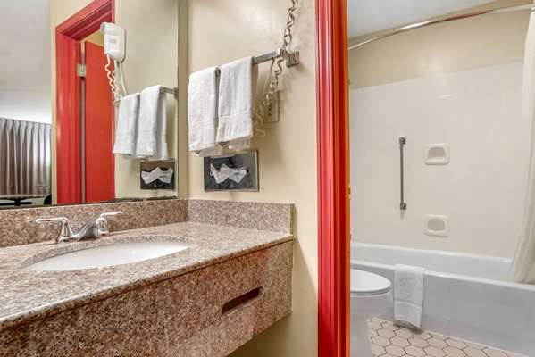  - Econo Lodge Inn & Suites Forest - I-20, Exit 88