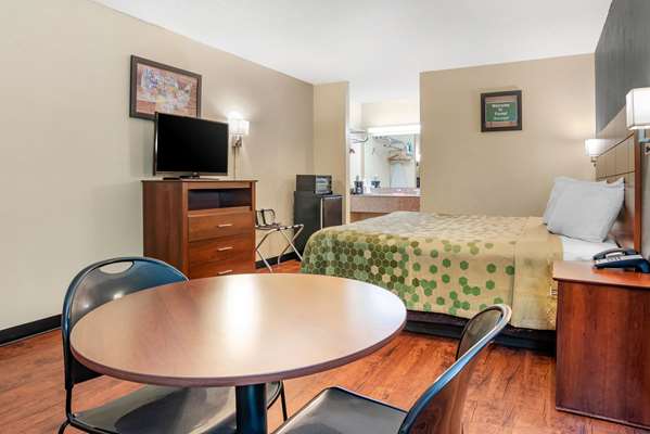  - Econo Lodge Inn & Suites Forest - I-20, Exit 88