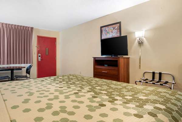  - Econo Lodge Inn & Suites Forest - I-20, Exit 88