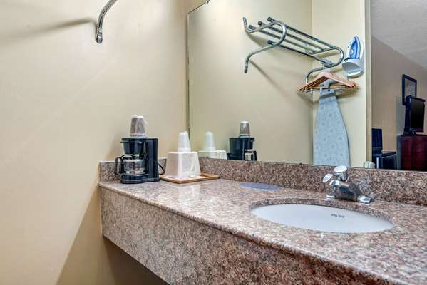  - Econo Lodge Inn & Suites Forest - I-20, Exit 88