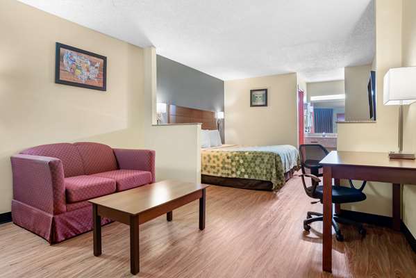 Suite - Econo Lodge Inn & Suites Forest - I-20, Exit 88