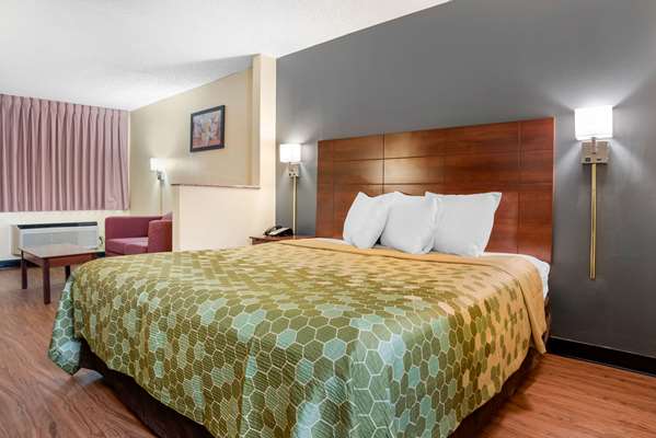 Suite - Econo Lodge Inn & Suites Forest - I-20, Exit 88