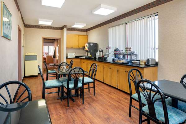Amenities - Econo Lodge Inn & Suites Forest - I-20, Exit 88