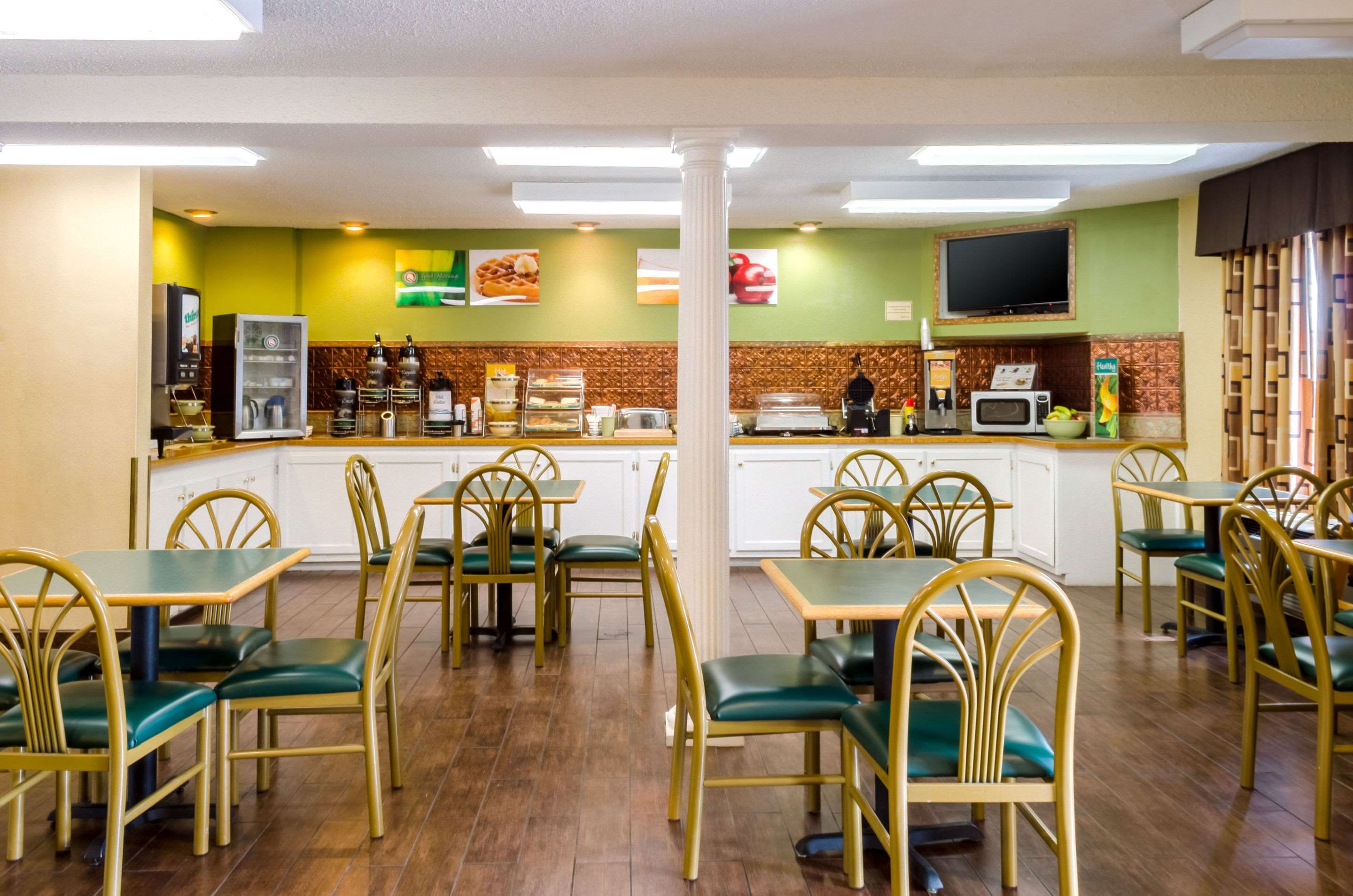 Enjoy breakfast in this seating area | Quality Inn