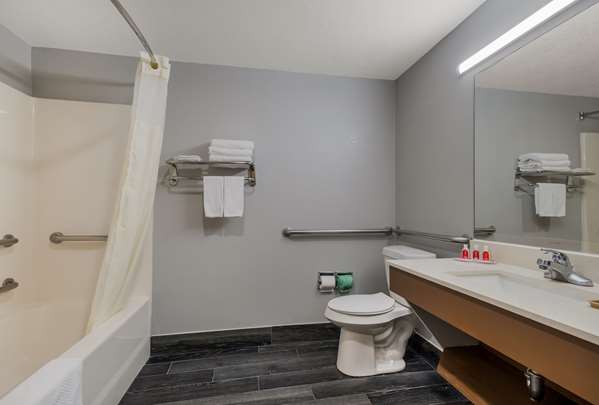  - Econo Lodge Inn & Suites Diamondhead - I-10, Exit 16