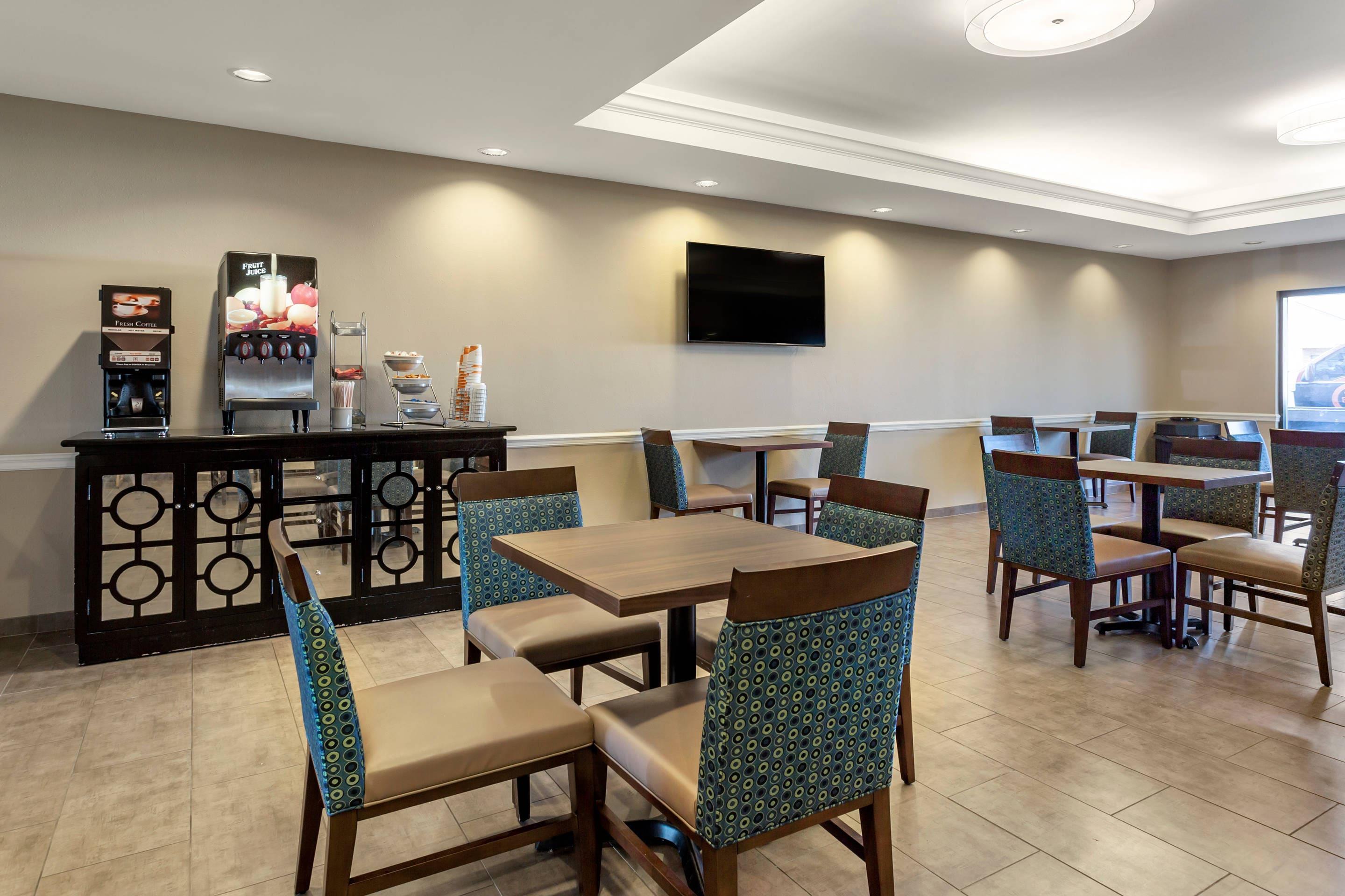 Breakfast area | Comfort Suites Southaven I-55