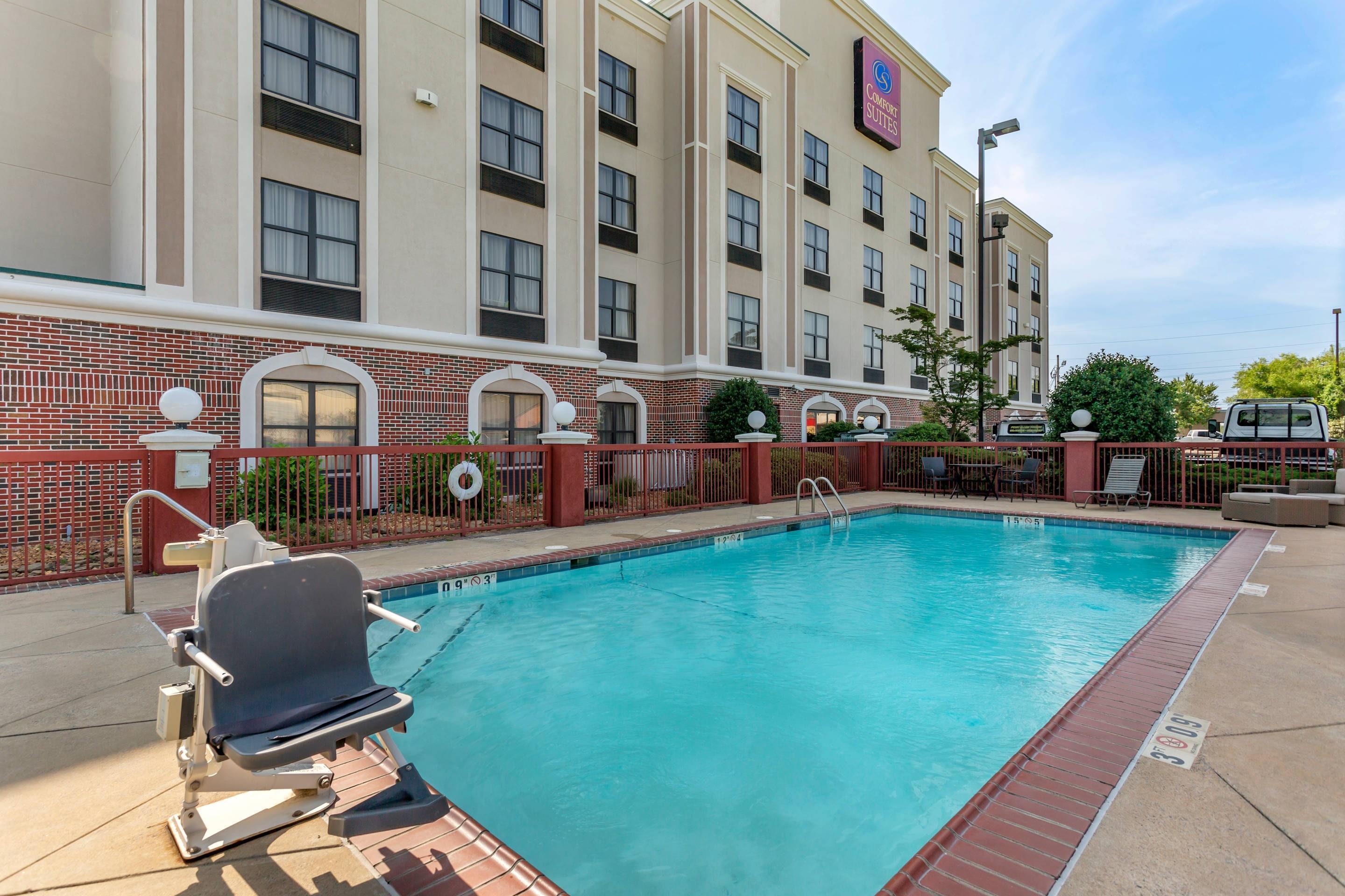 Outdoor pool | Comfort Suites Southaven I-55