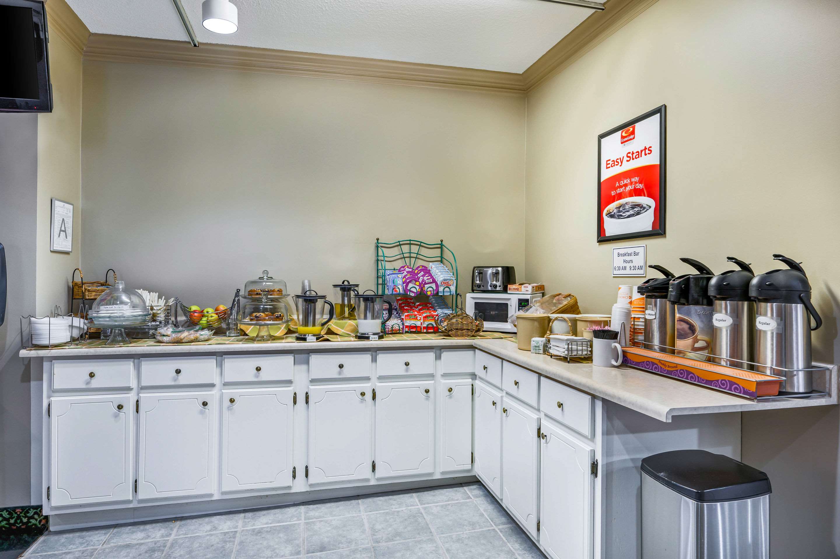 Breakfast counter | Econo Lodge Corinth