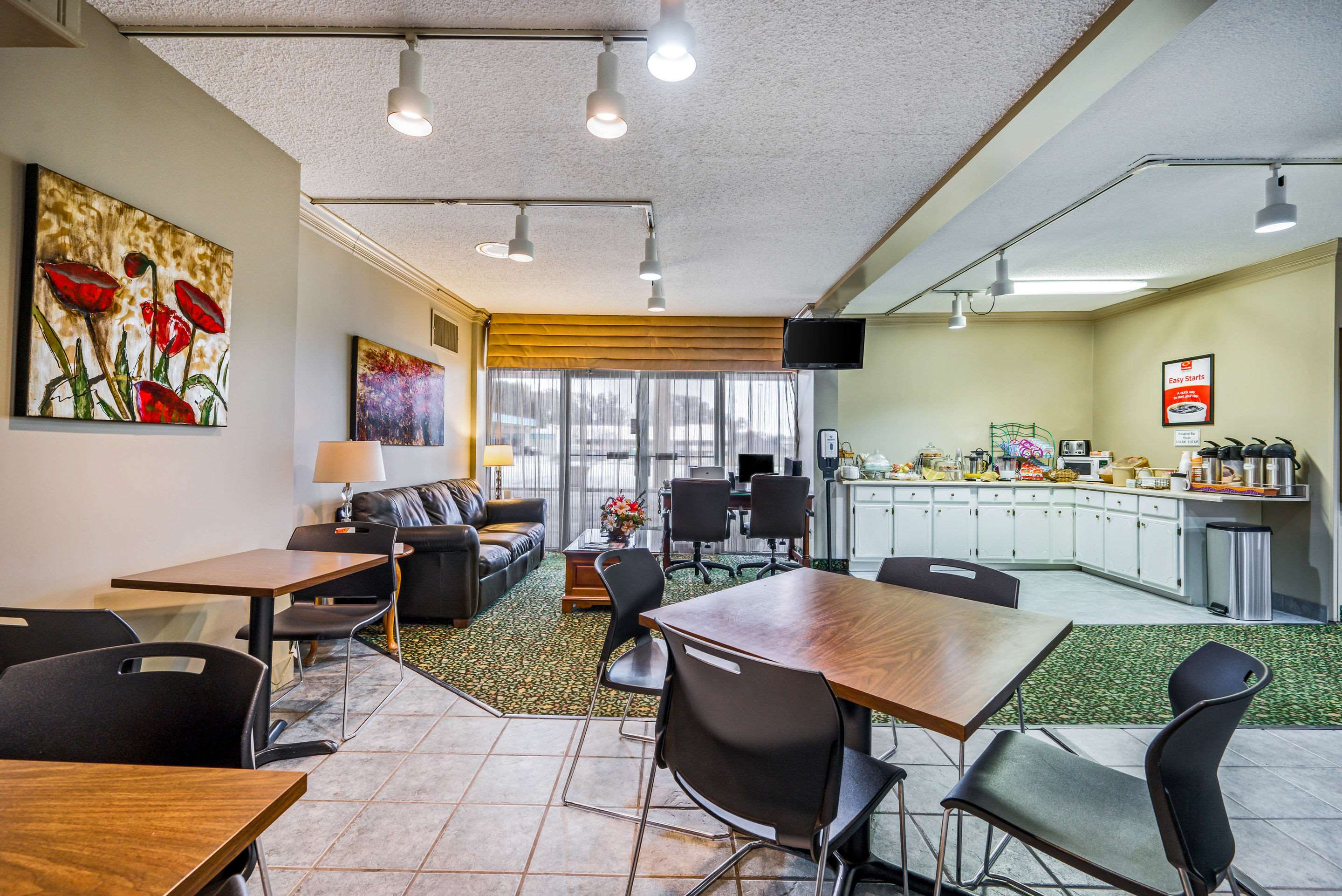 Breakfast area | Econo Lodge Corinth