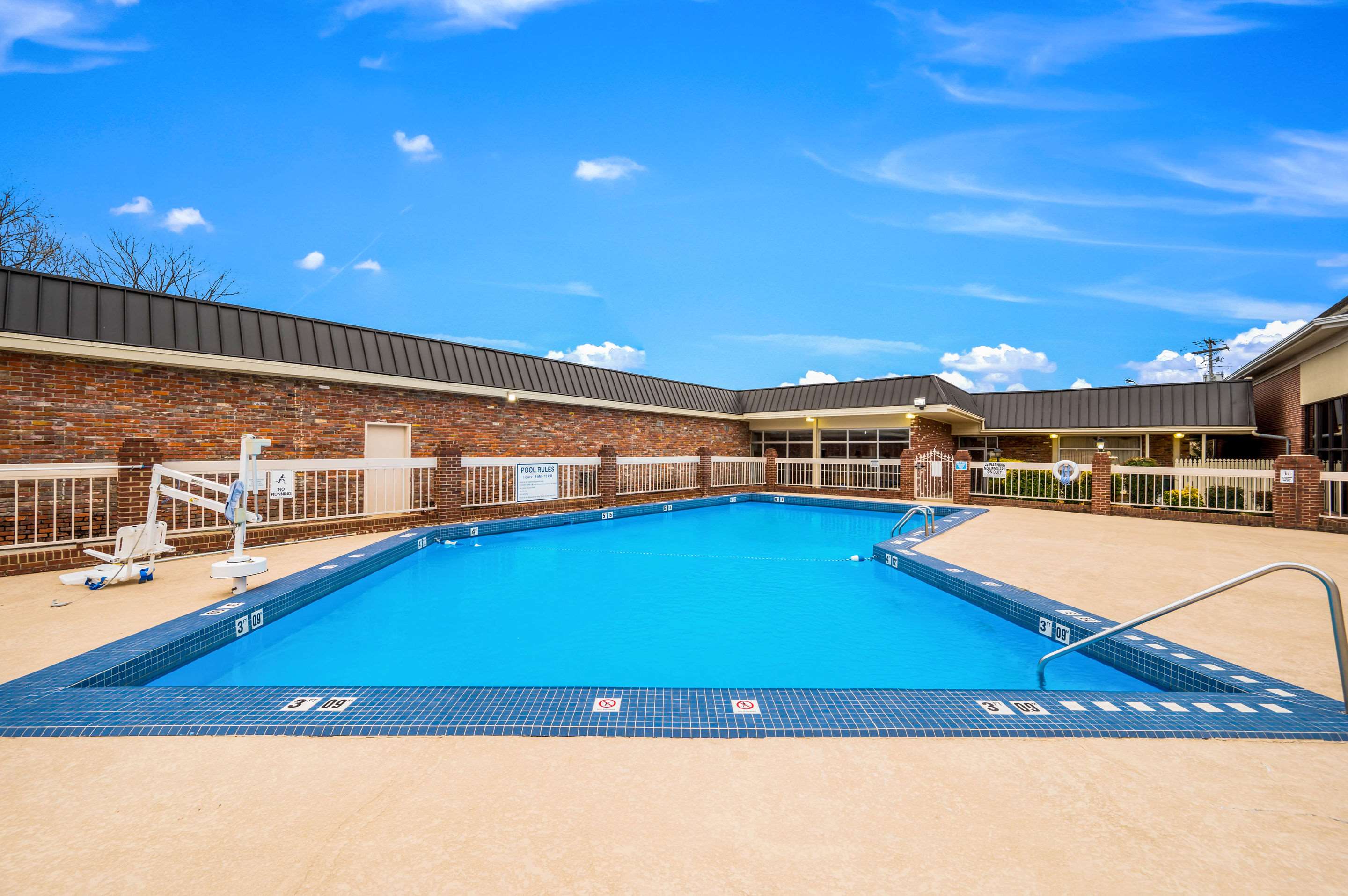 Outdoor pool | Econo Lodge Corinth