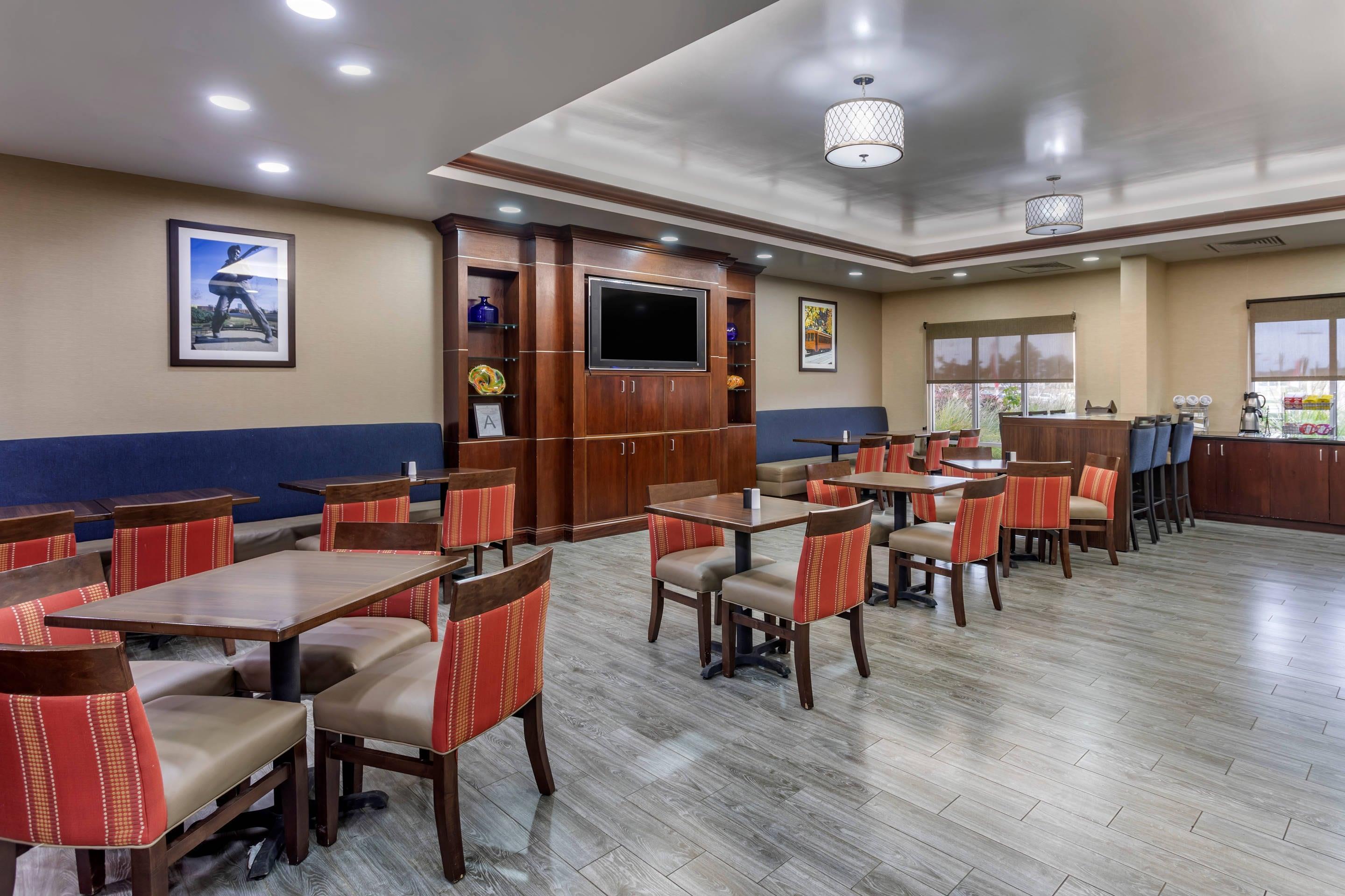 Breakfast area | Comfort Suites Olive Branch West