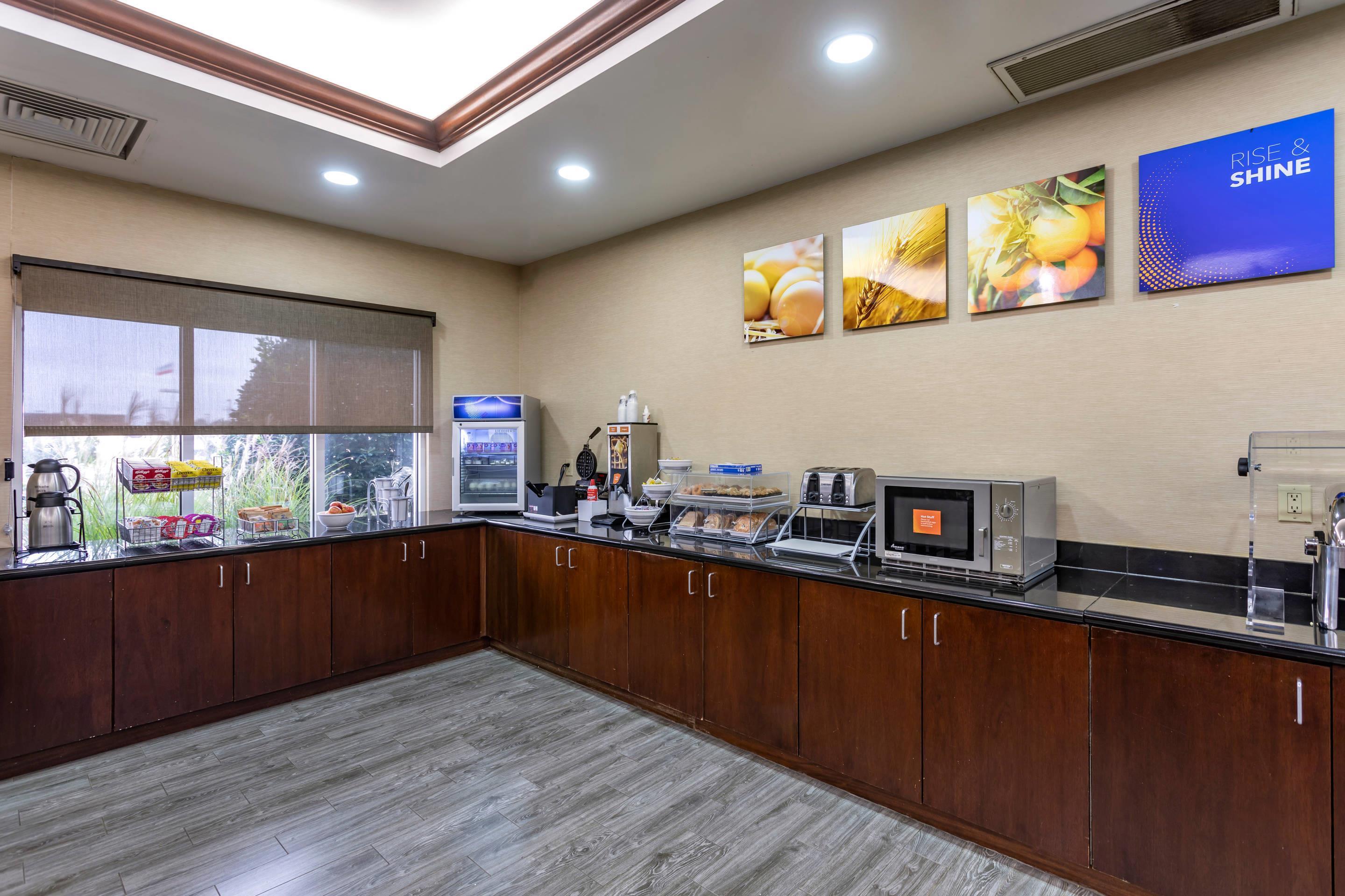Breakfast area | Comfort Suites Olive Branch West