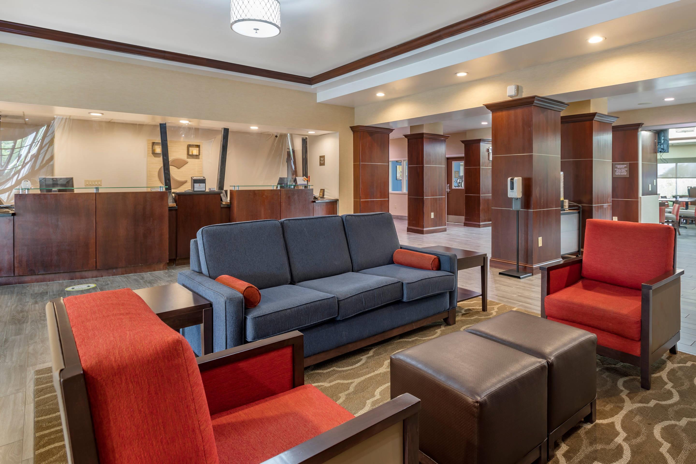 Lobby with sitting area | Comfort Suites Olive Branch West