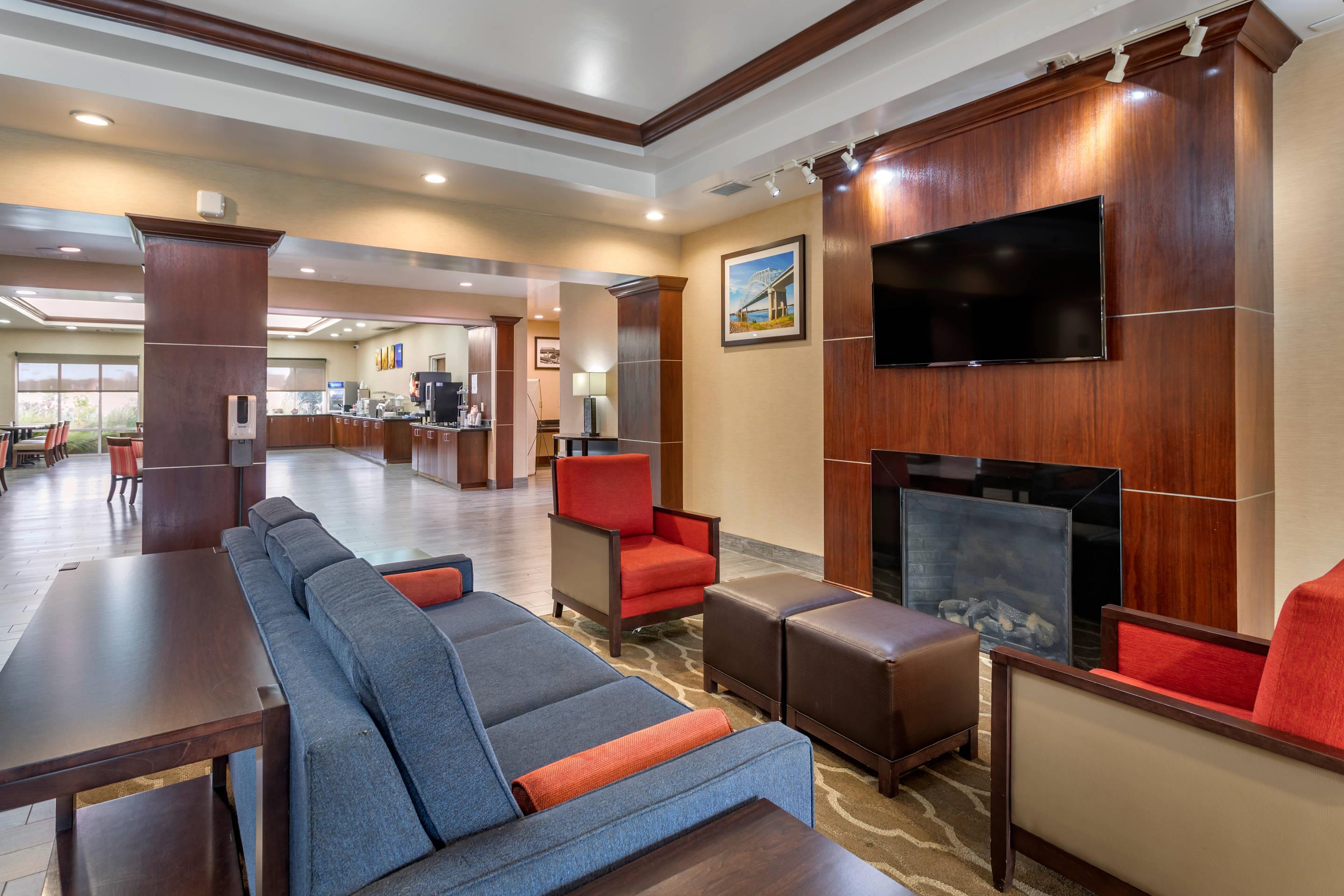Lobby with sitting area | Comfort Suites Olive Branch West