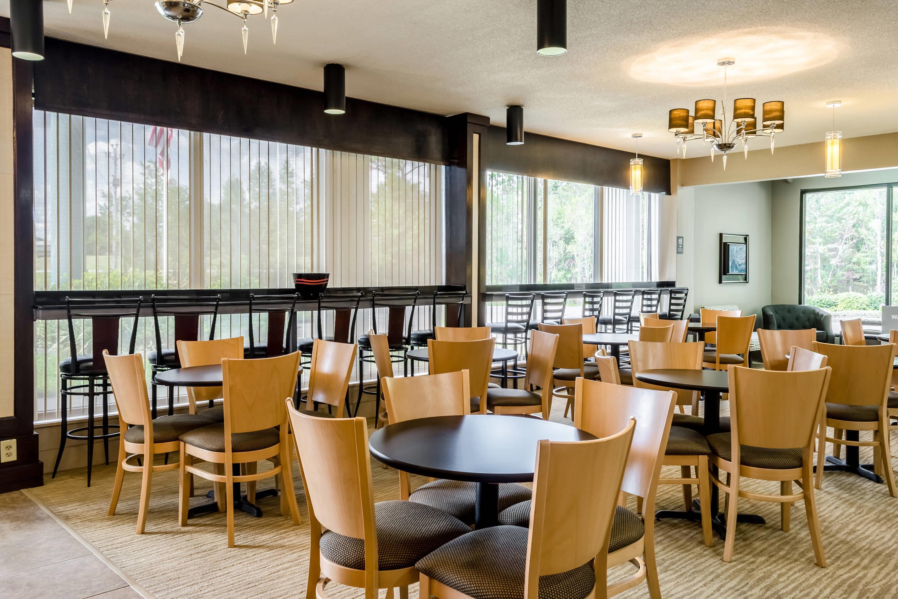 Enjoy breakfast in this seating area | Quality Inn Moss Point