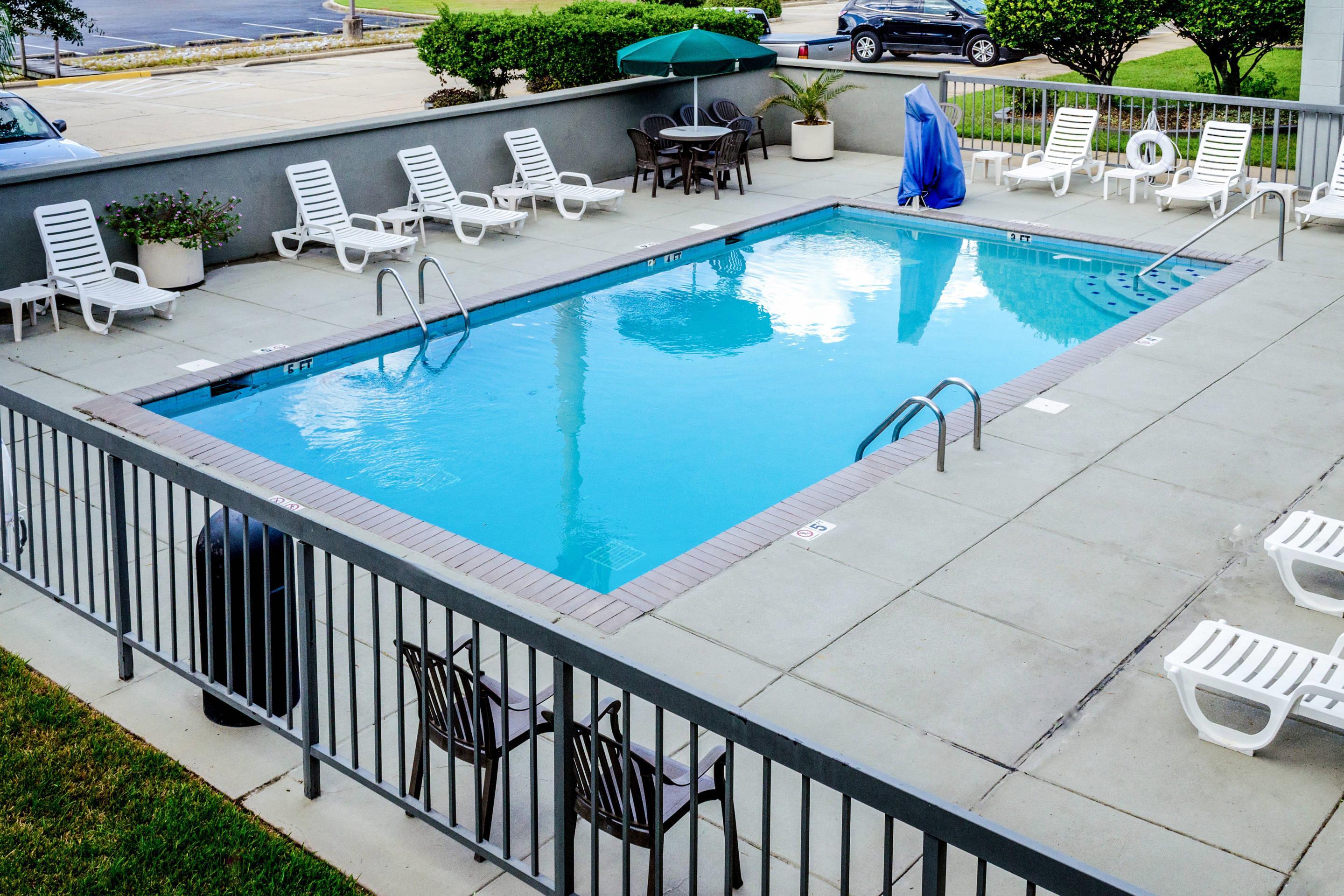Outdoor pool | Quality Inn Moss Point