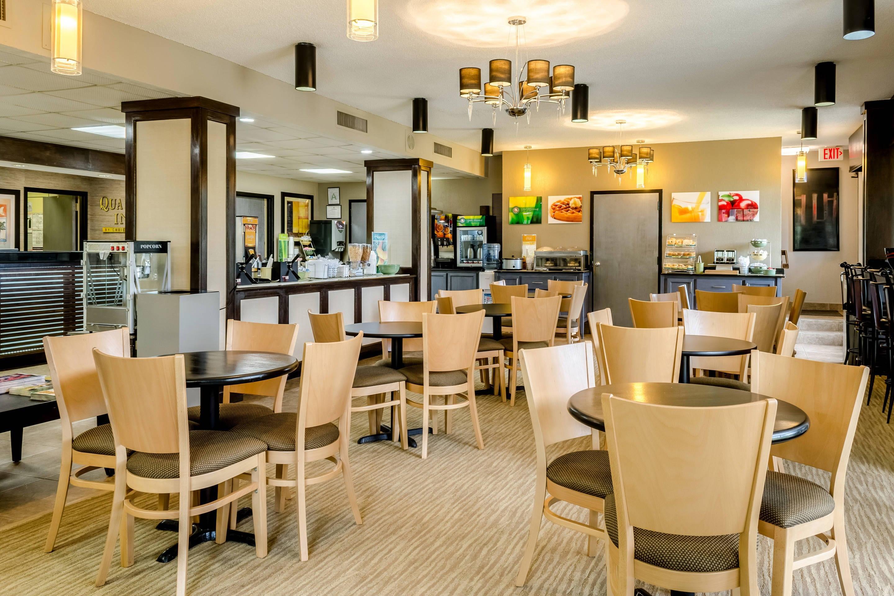 Enjoy breakfast in this seating area | Quality Inn Moss Point