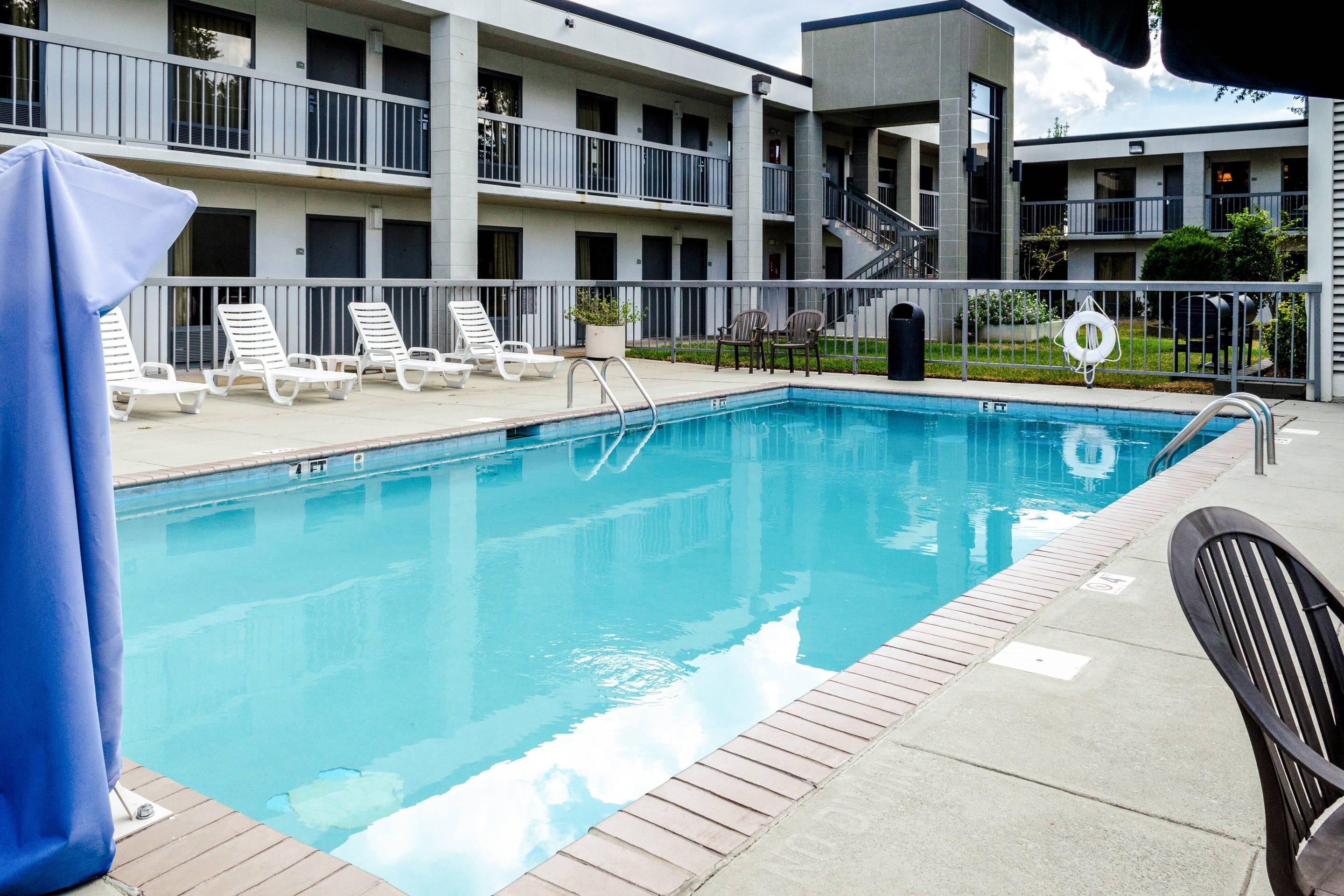 Outdoor pool | Quality Inn Moss Point