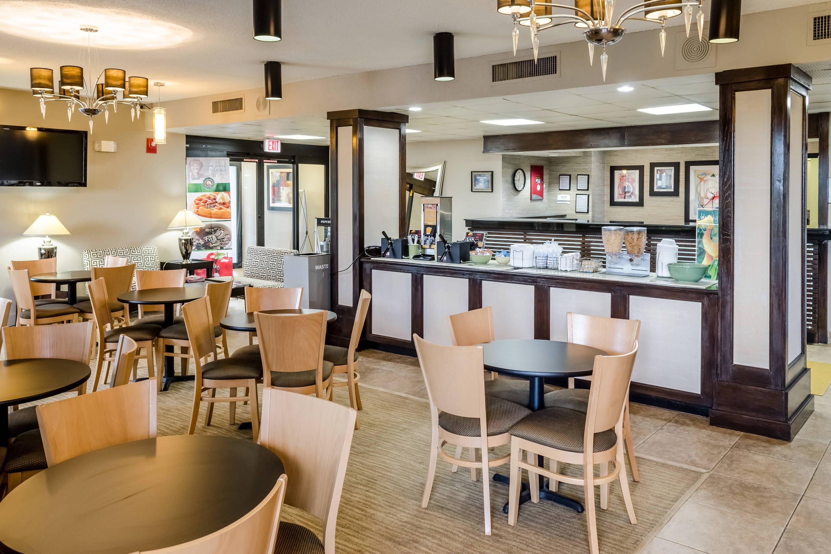 Enjoy breakfast in this seating area | Quality Inn Moss Point