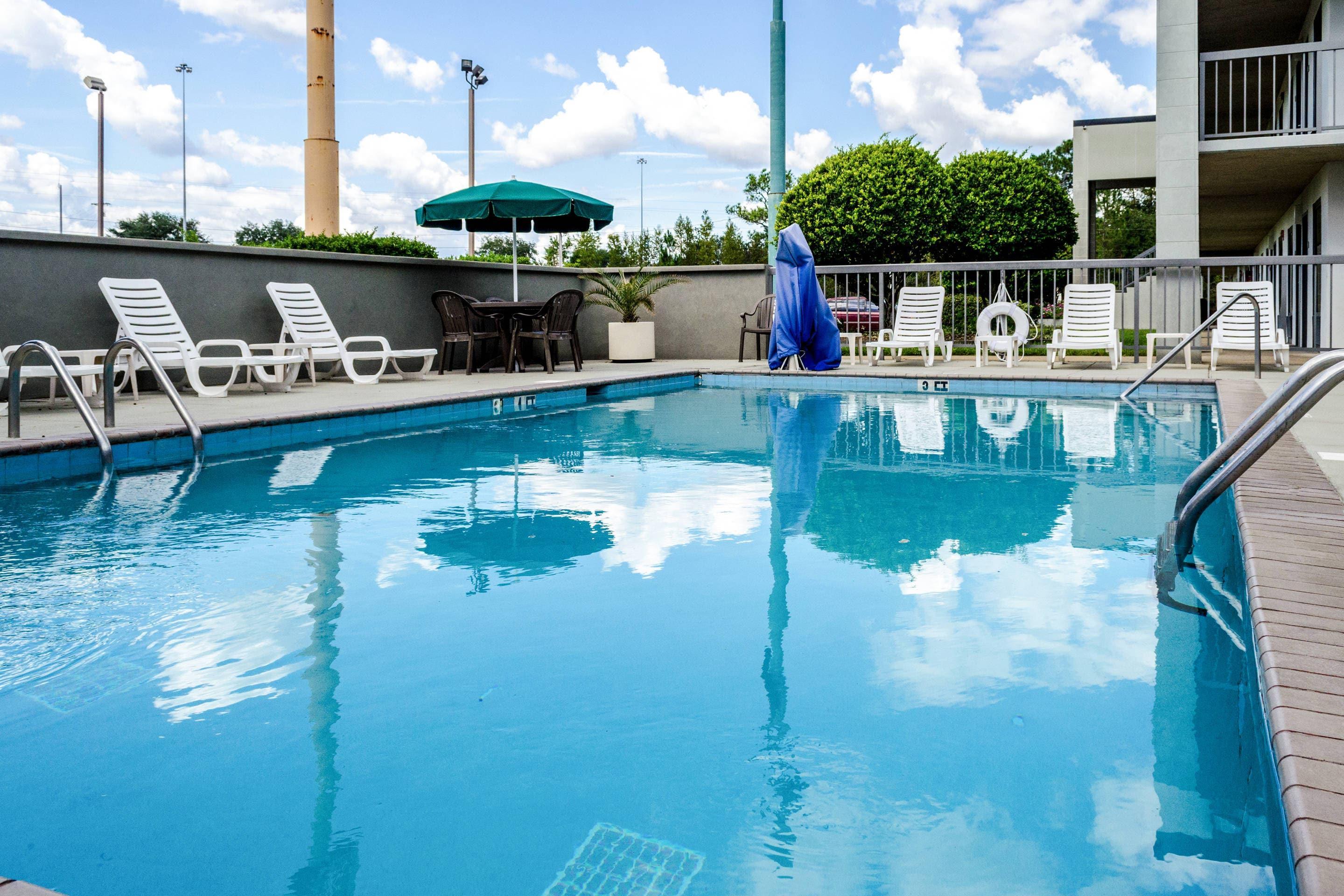 Outdoor pool | Quality Inn Moss Point