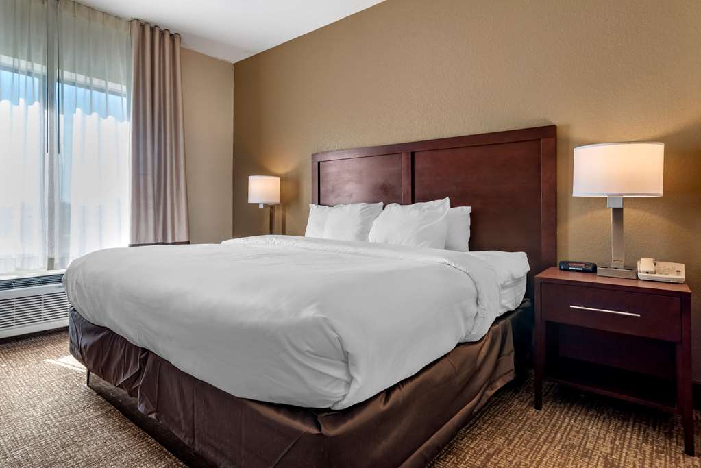COMFORT INN AND SUITES CLINTON - JA-guestroom-Guest Room,Suite,On-Site.jpg