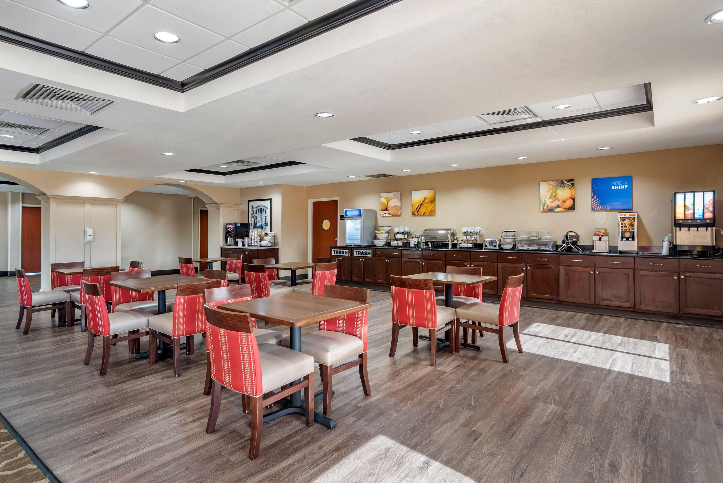 Enjoy breakfast in this seating area | Comfort Inn And Suites