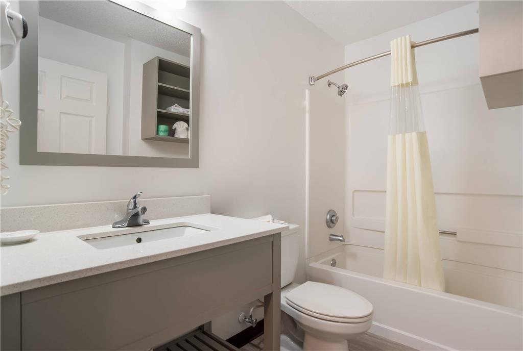 SUBURBAN STUDIOS BILOXI NORTH AREAA-guestroom-Guest Room,Bathroom,On-Site.jpg
