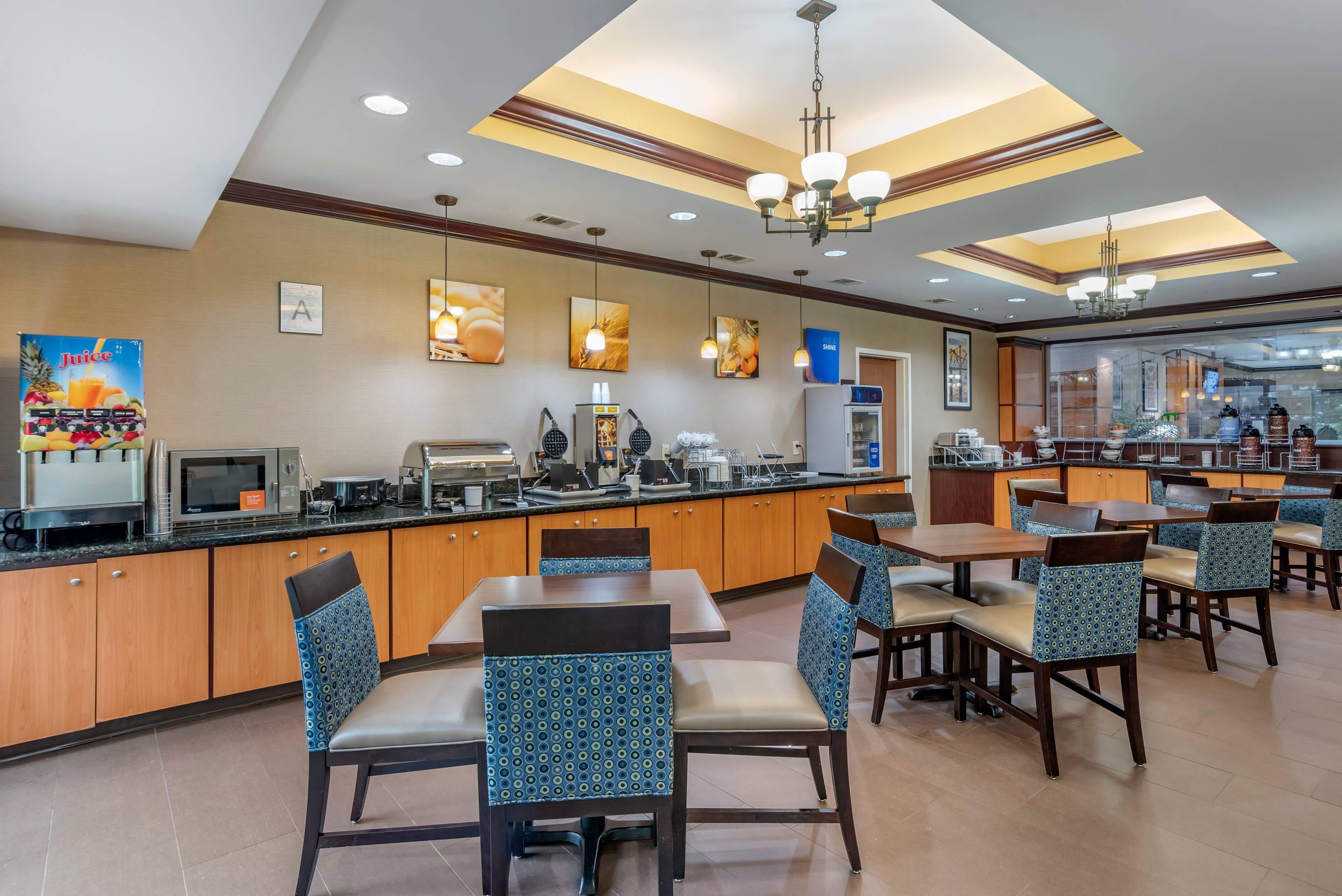 Breakfast area | Comfort Suites Vicksburg