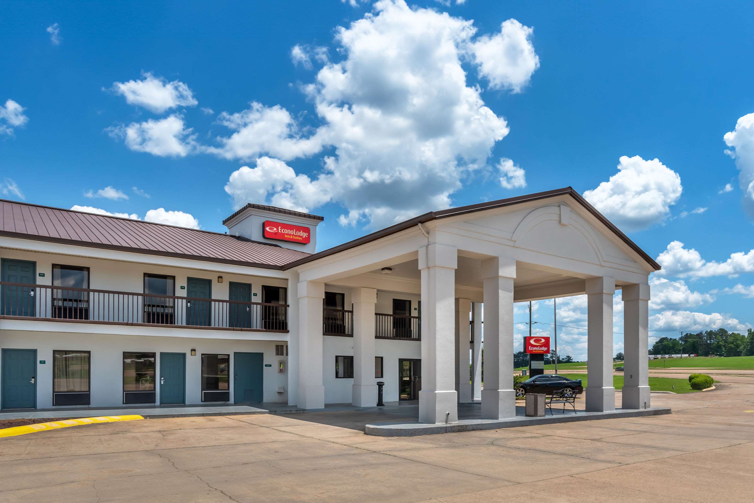 Hotel exterior | Econo Lodge Inn & Suites