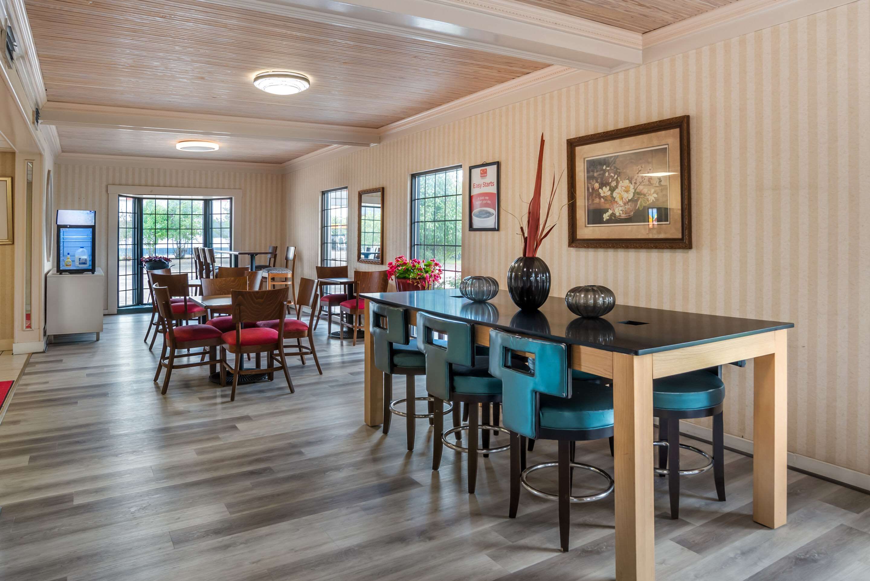 Breakfast area | Econo Lodge Inn & Suites