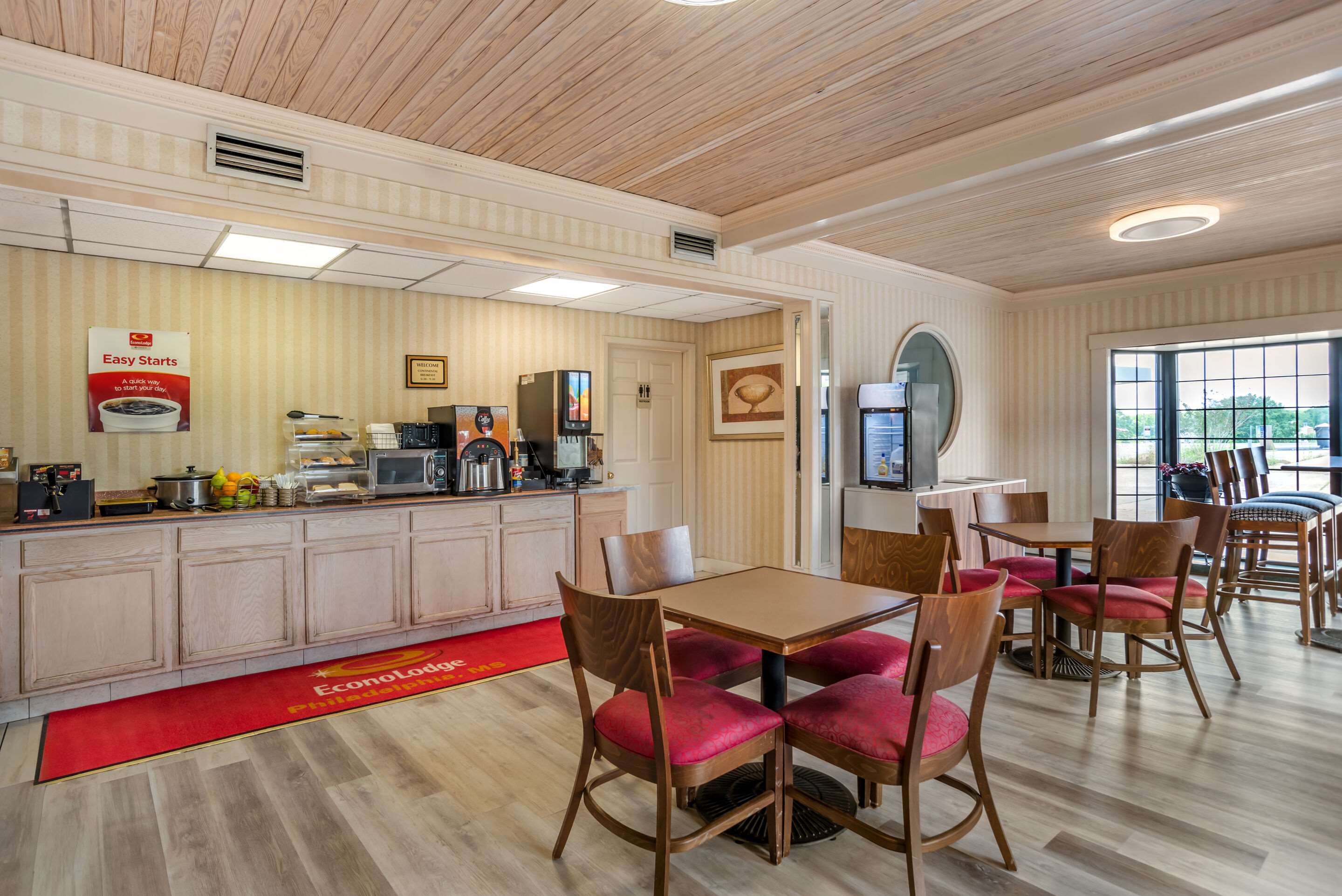 Breakfast area | Econo Lodge Inn & Suites