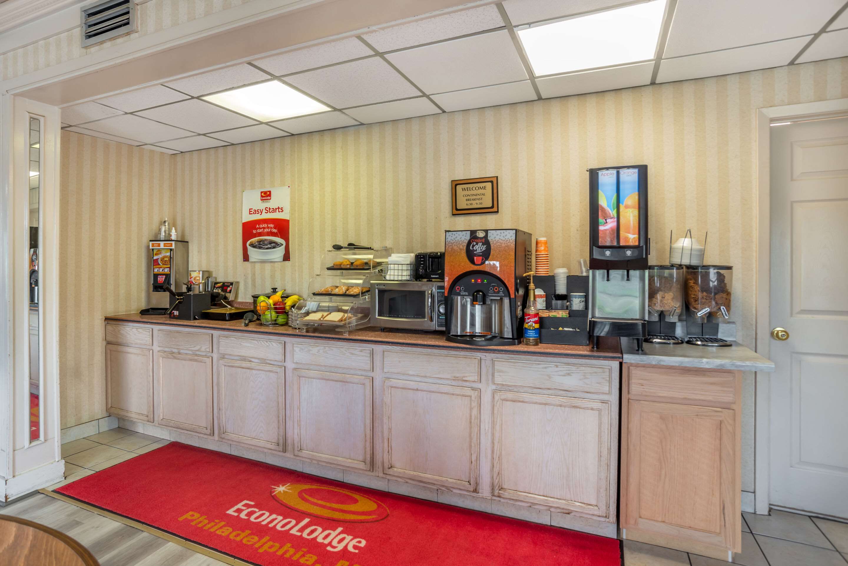Breakfast area | Econo Lodge Inn & Suites