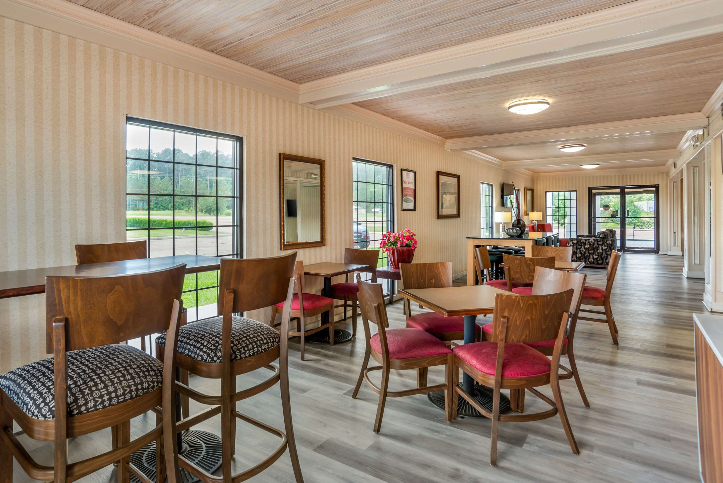 Breakfast area | Econo Lodge Inn & Suites