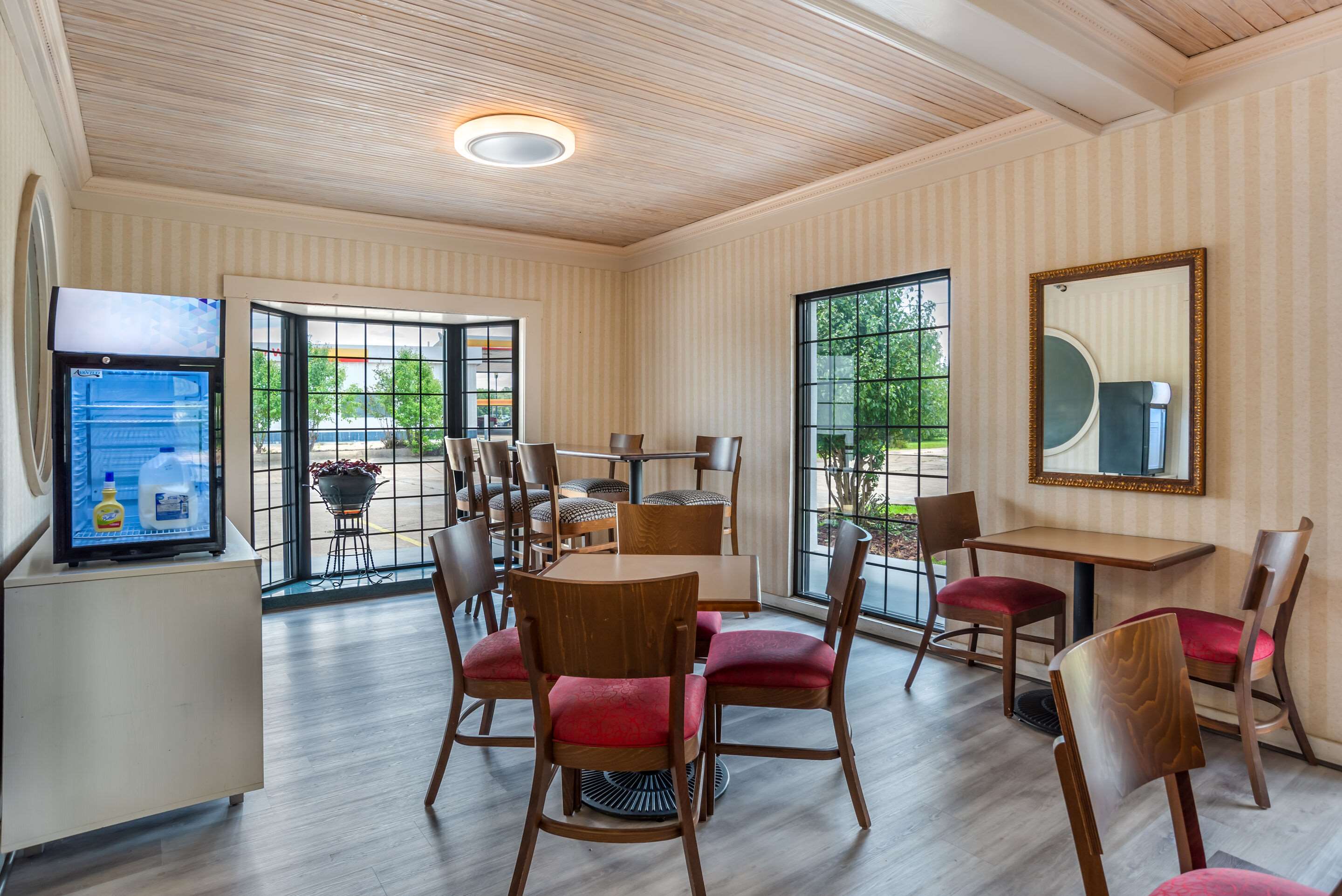 Breakfast area | Econo Lodge Inn & Suites