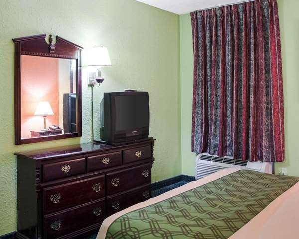  - Econo Lodge Canton